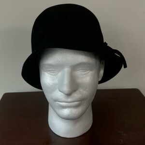 Callanan women’s black bowler madcap hat